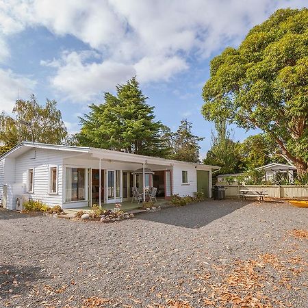 Lake Edge Cottage - Waitahanui Holiday Home Экстерьер фото