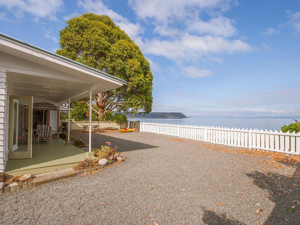 Lake Edge Cottage - Waitahanui Holiday Home Экстерьер фото