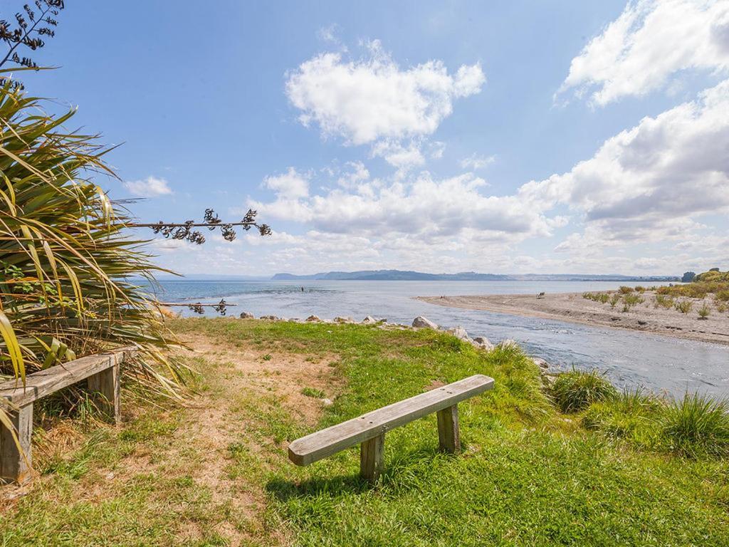 Lake Edge Cottage - Waitahanui Holiday Home Экстерьер фото