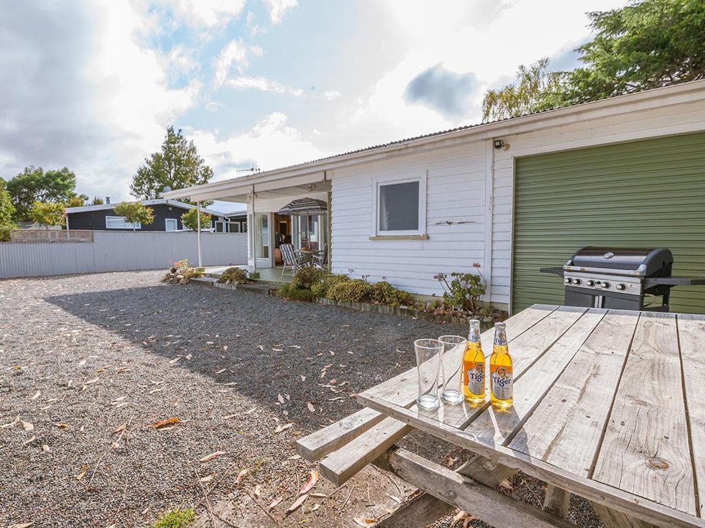 Lake Edge Cottage - Waitahanui Holiday Home Экстерьер фото