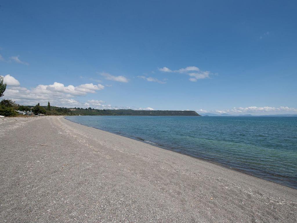 Lake Edge Cottage - Waitahanui Holiday Home Экстерьер фото